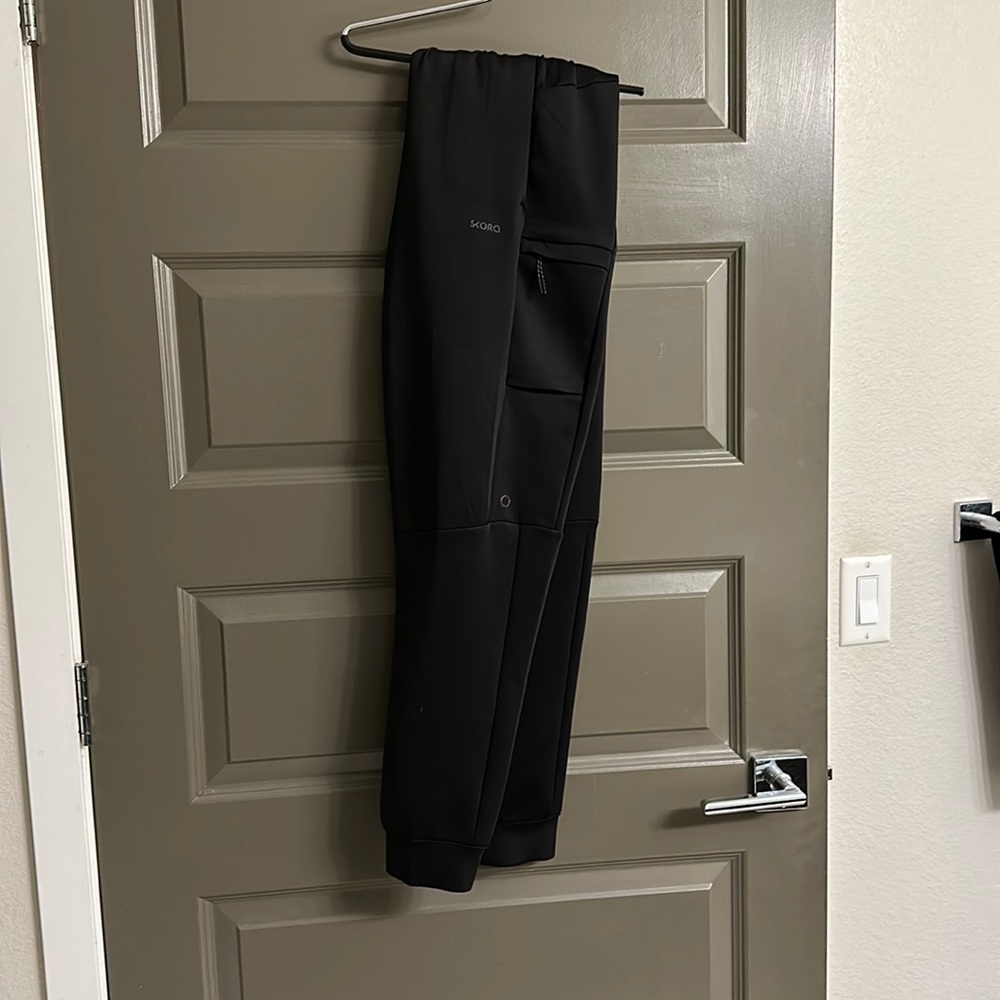 SKOROA QWICK DRY MATERIAL black pants men’s size small.